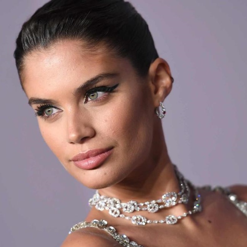 سارة سامبايو ترتدي عقد شوبارد في حفل amfAR 2018