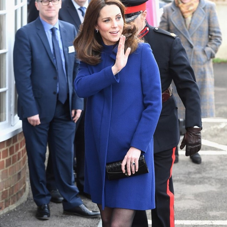 معطف نيلي يصل الى حدود الركبة من دون ازرار