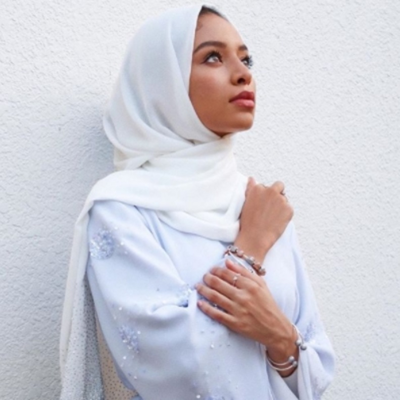 يليق لون الأبيض بلون بشرة صوفية غودسون 