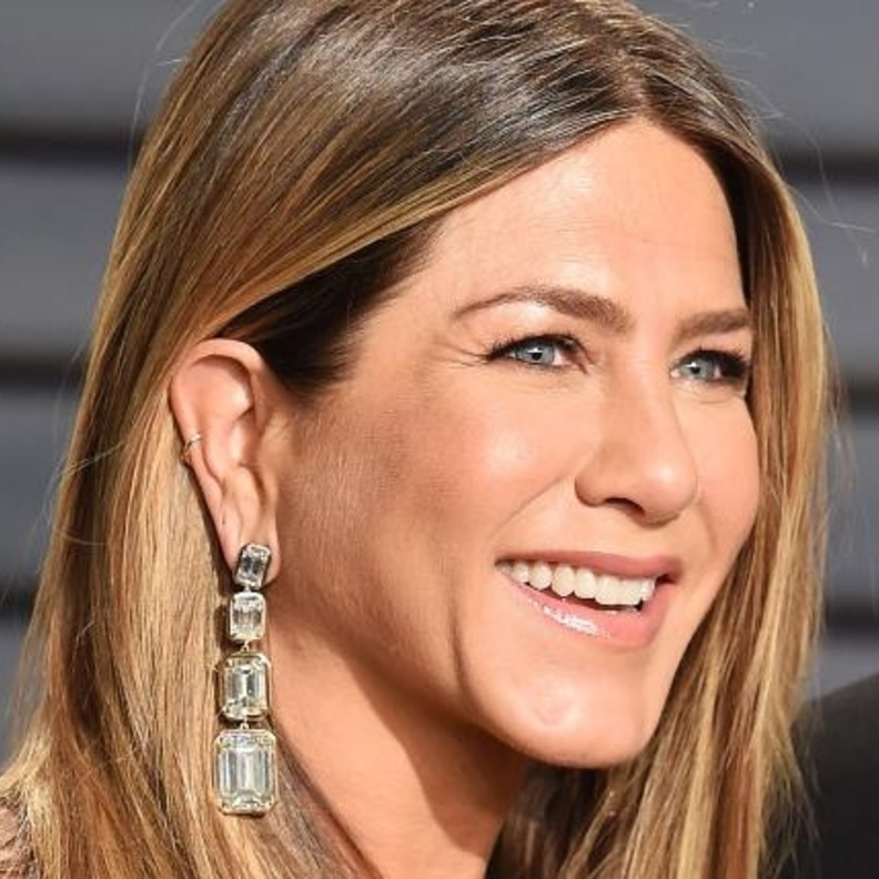 جينيفر أنيستون ترتدي أقراط فاخرة من لورين شوارتز Lorraine Schwartz