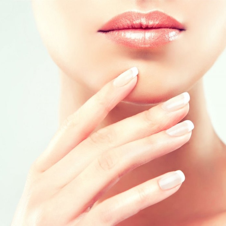 لا تقلقي في حال لم تجدي عندك أسيتون لإزالة طلاء الأظافر