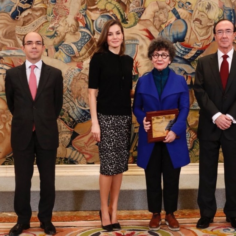 الملكة ليتيزيا بإطلالة أنيقة مطبوعة