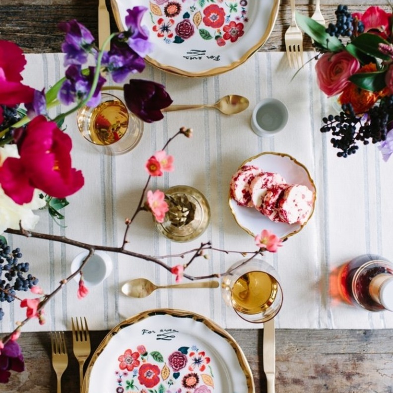 الشموع لإنارة مائدة الطعام في يوم الحب