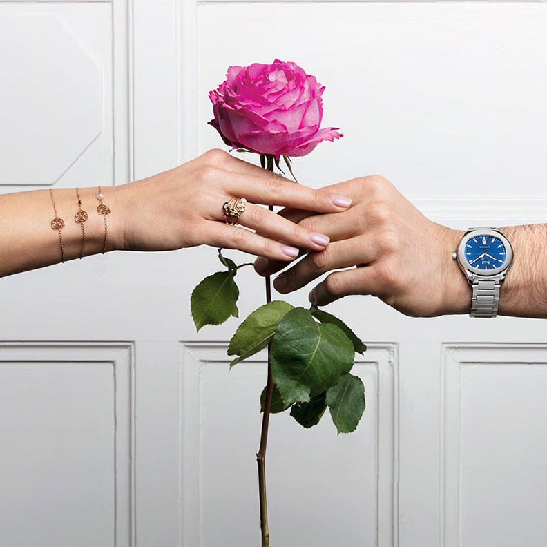 مخلَّدةٌ في الذهب الوردي لا تتلاشى ملكة الورود أبداً بل تسطَع متألّقة بإستمرار