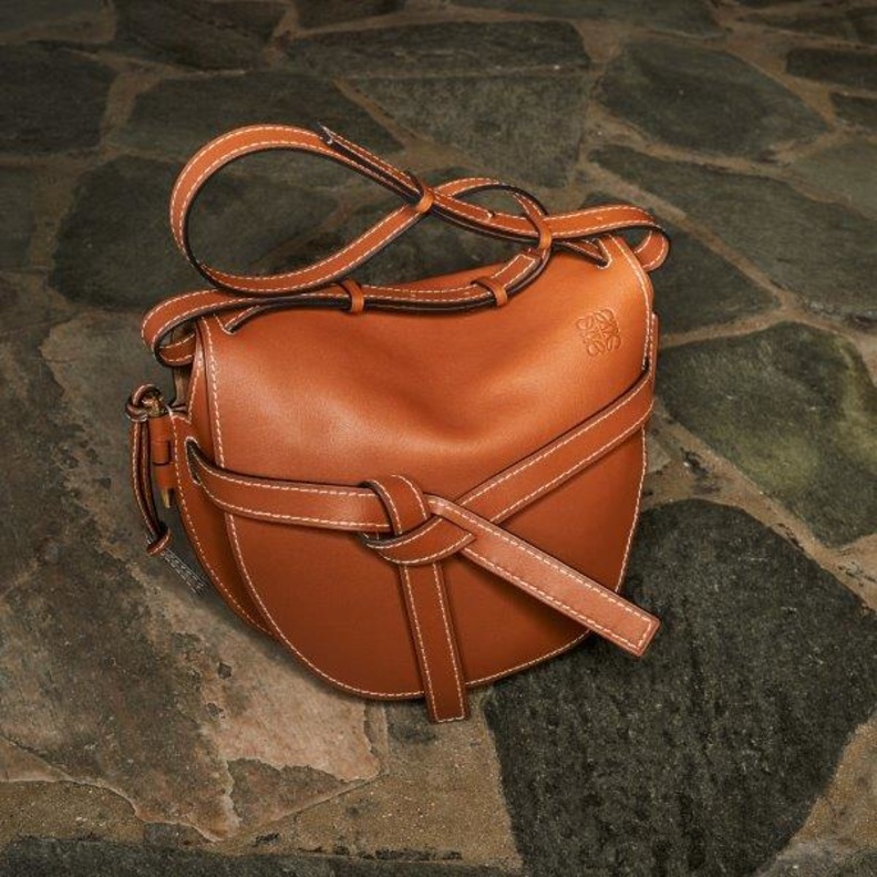 حقيبة Gate الجديدة من Loewe.. تصميم جذاب وعملي