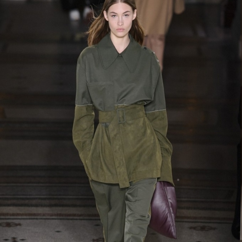 طرق مختلفة لتنسيق اللون الزيتي مع الملابس في الشتاء