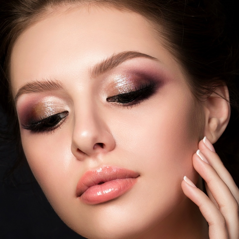 اختاري السموكي الأسود الجذاب