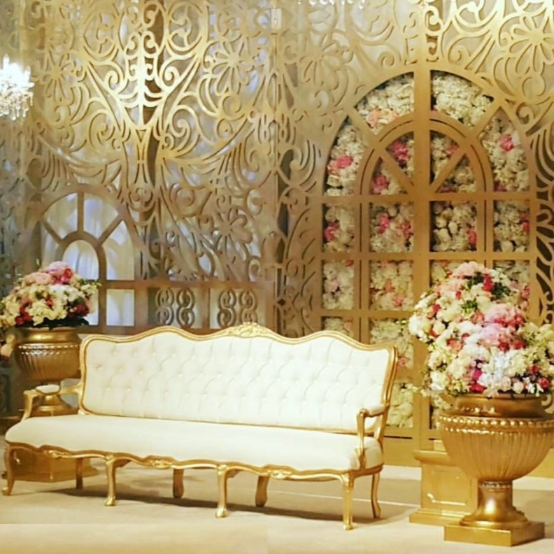 كوشة مميزة بخلفية الورد