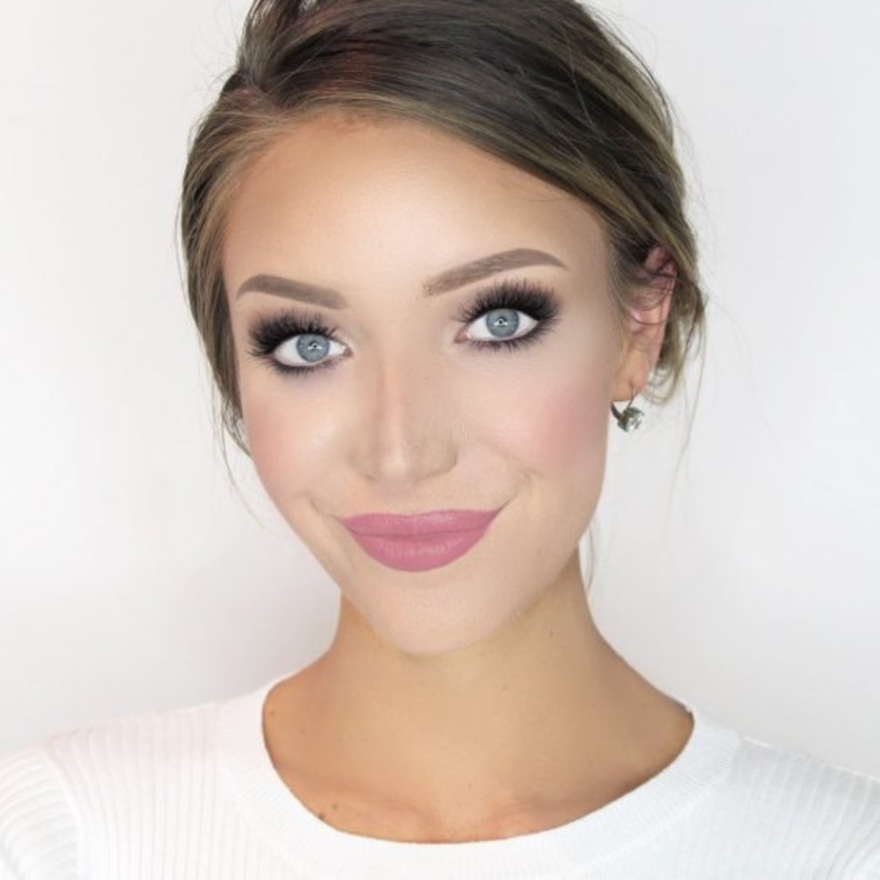 مكياج العيون الغائرة مع الماسكارا الكثيفة والسوداء