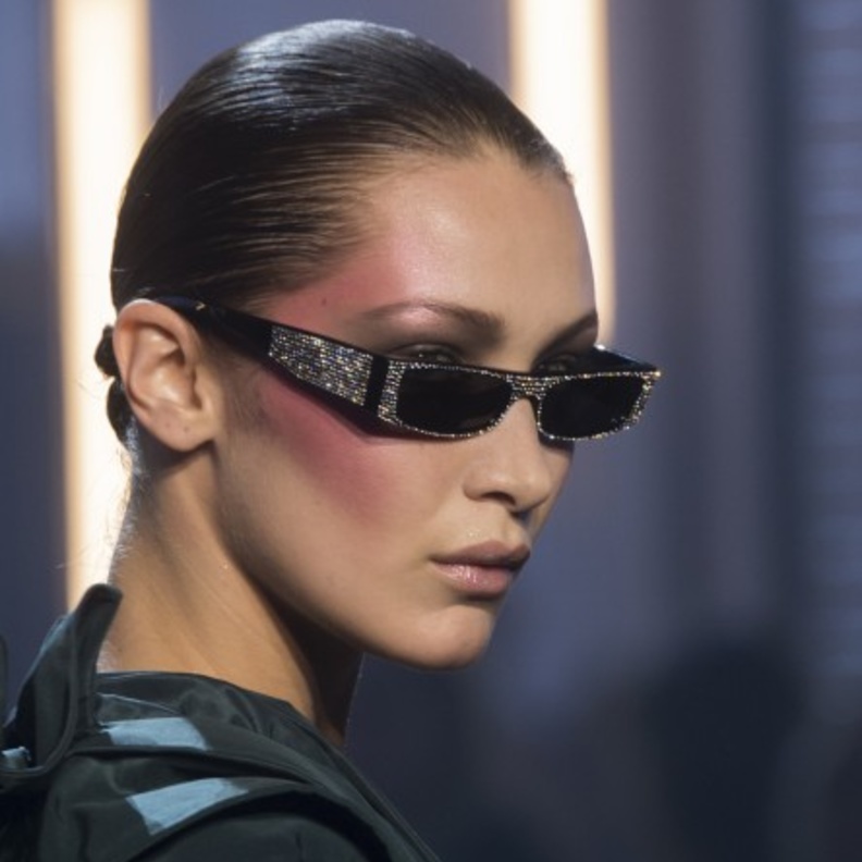 ما رأيك بهذه النّظارة الشمسية الممزوجة بالكلاسيكية والعصرية من دار ايلي صعب؟.