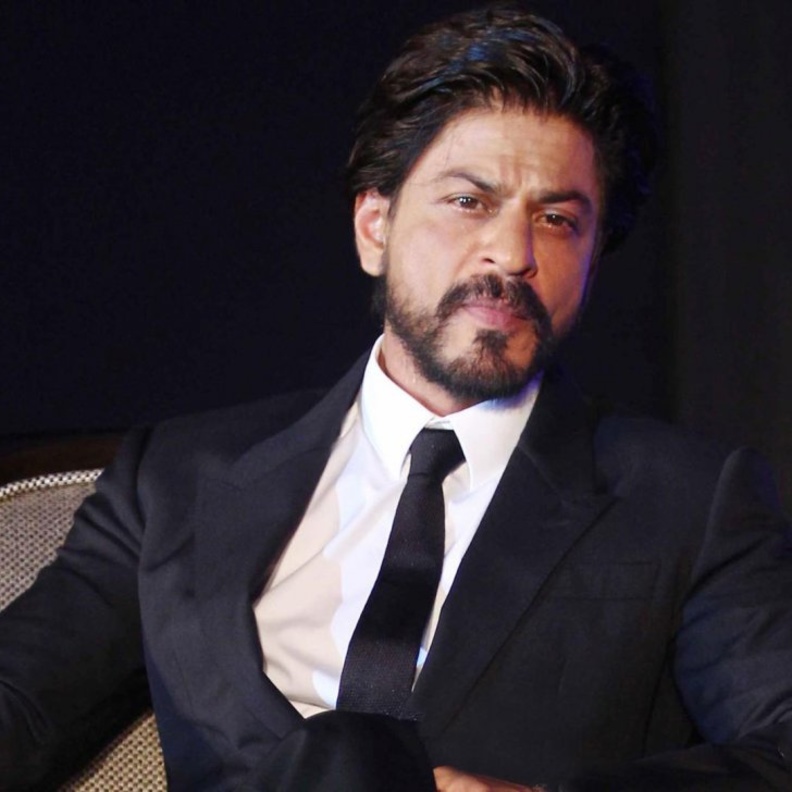 شارخان يقفز في حمام السباحة