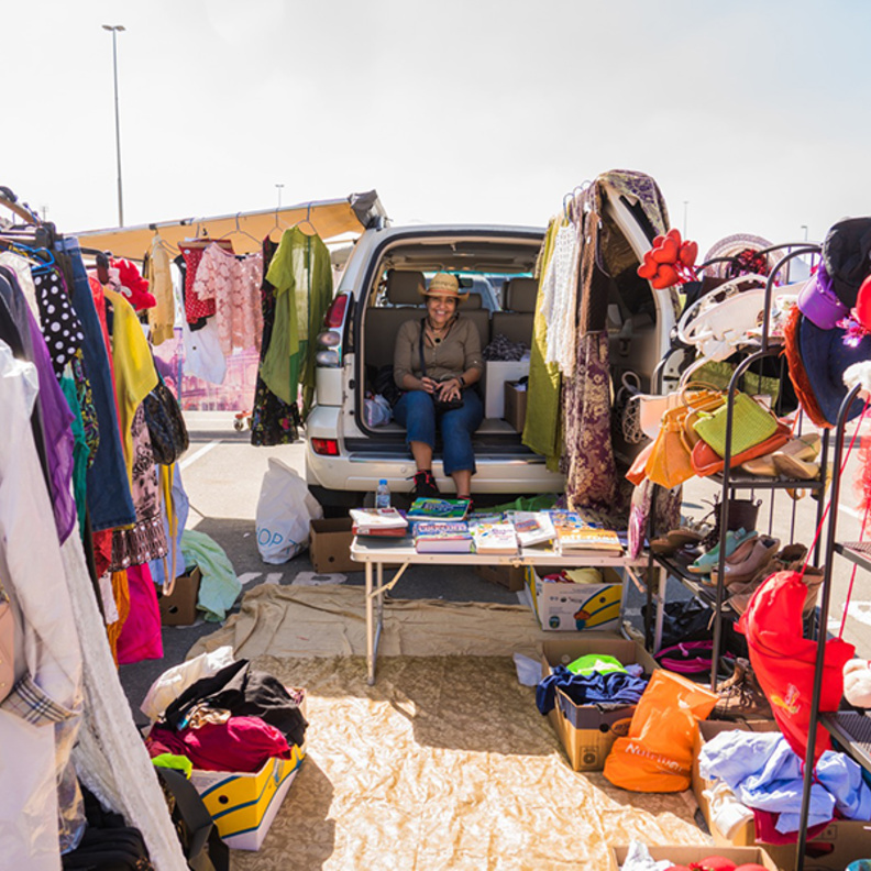 سوق للبيع من صندوق السيارة في القرية العالمية كل يوم جمعة