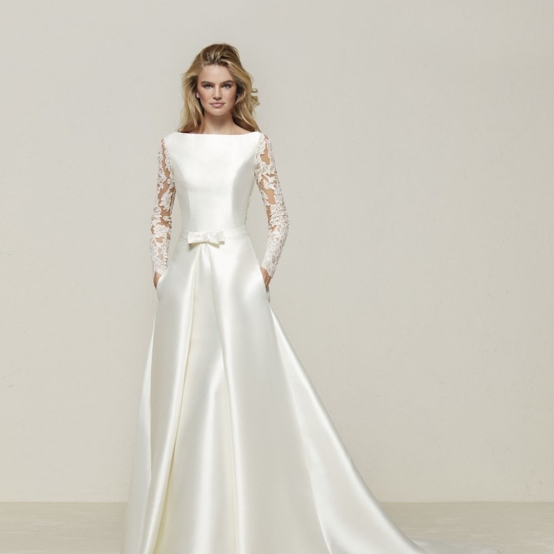 فستان من الساتان والدانتيل من برونوفياس