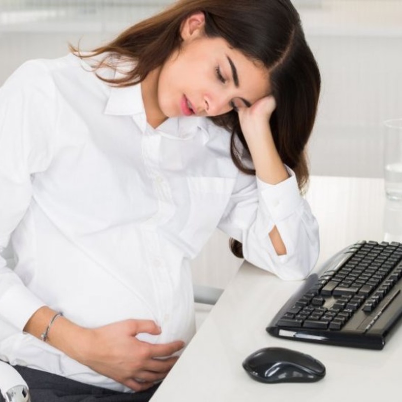 اضرار الجلوس على الكمبيوتر للحامل تتأرجح علميا بين التأييد والرفض وما تزال
