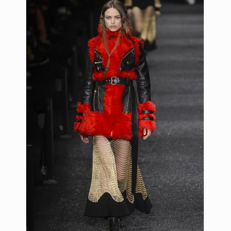 معاطف فرو باللون الأحمر