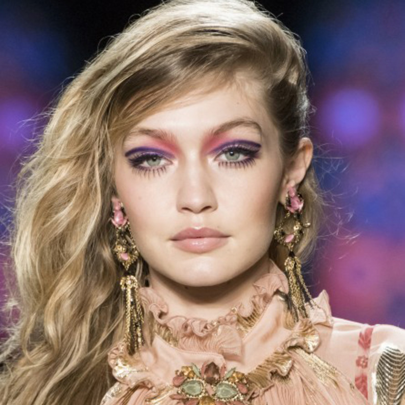 شفايف قوية وداكنة بأسلوب Cushnie et Ochs