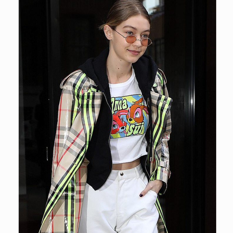 أطلت النجمة الاميركية ريهانا بمعطف بربري