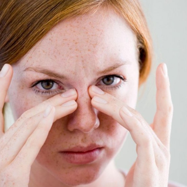 نزلات البرد تسبب انسداد الأنف.