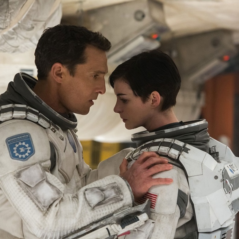 ماثيو ماكونهي وآن هاثاواي في INTERSTELLAR