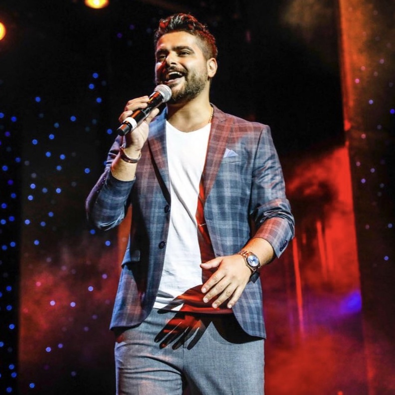 يختار ناصيف زيتون الجاكيت الجلد لاطلالاته العصرية