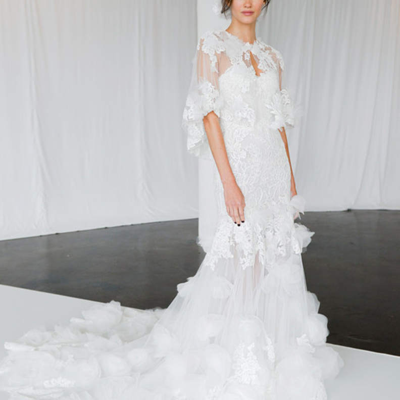 فساتين زفاف مع الكاب الطويل بتطريزات من الدانتيل من مجموعة نعيم خان