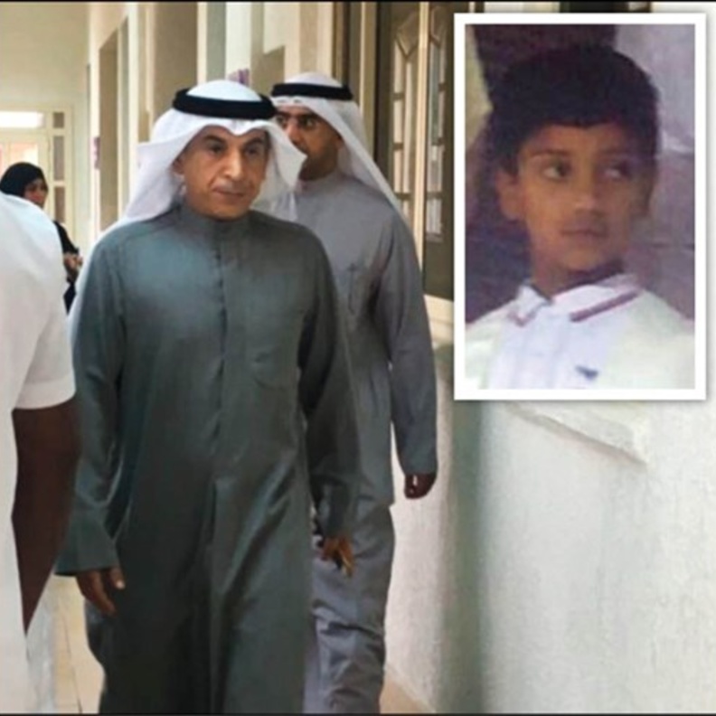 الطالب المتوفى عيسى البلوشي أثناء إحدى الحفلات المدرسية