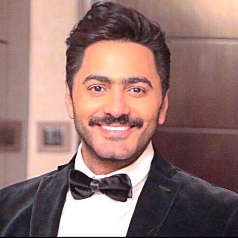 تامر حسني وعملية تجميل لاذنيه