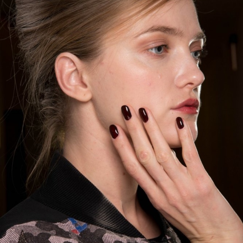 الوان اظافر مزخرفة باللون الفضي من دار Christian Cowan