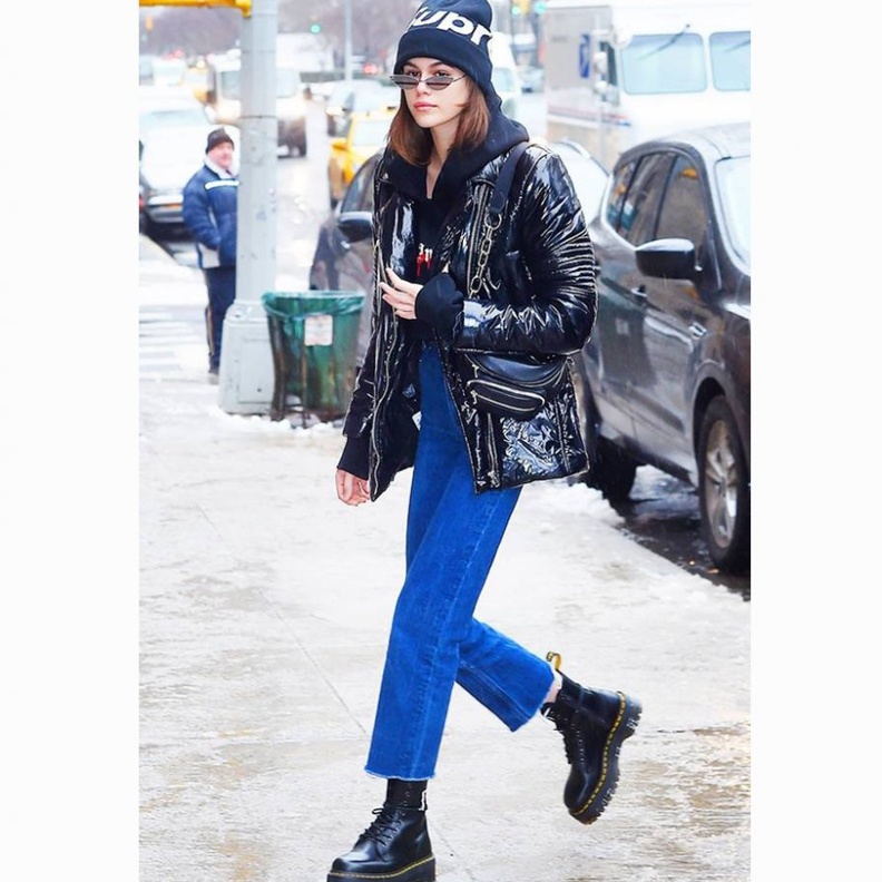 كيندال جينر Kendall Jenner ترتدي كنزة صوفية بأسلوب الفستان القصير