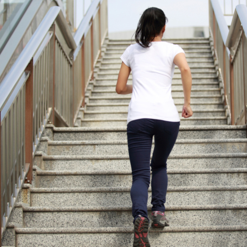 صعود الدرج يحسن من ضغط النساء في سن اليأس