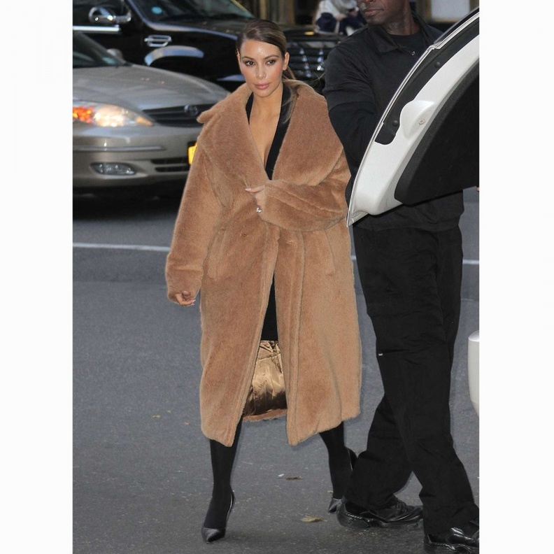 اختارت السا هوسك معطف الدب من ماكس مارا مع اطلالة عصرية في الجينز