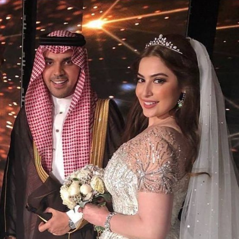 العروسان مع الممثلة البحرينية هيفاء حسين