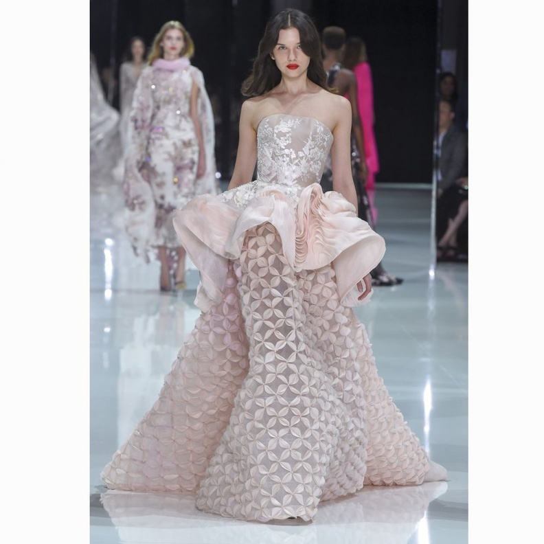 فستان سهرة ذهبي من رالف أند روسو.