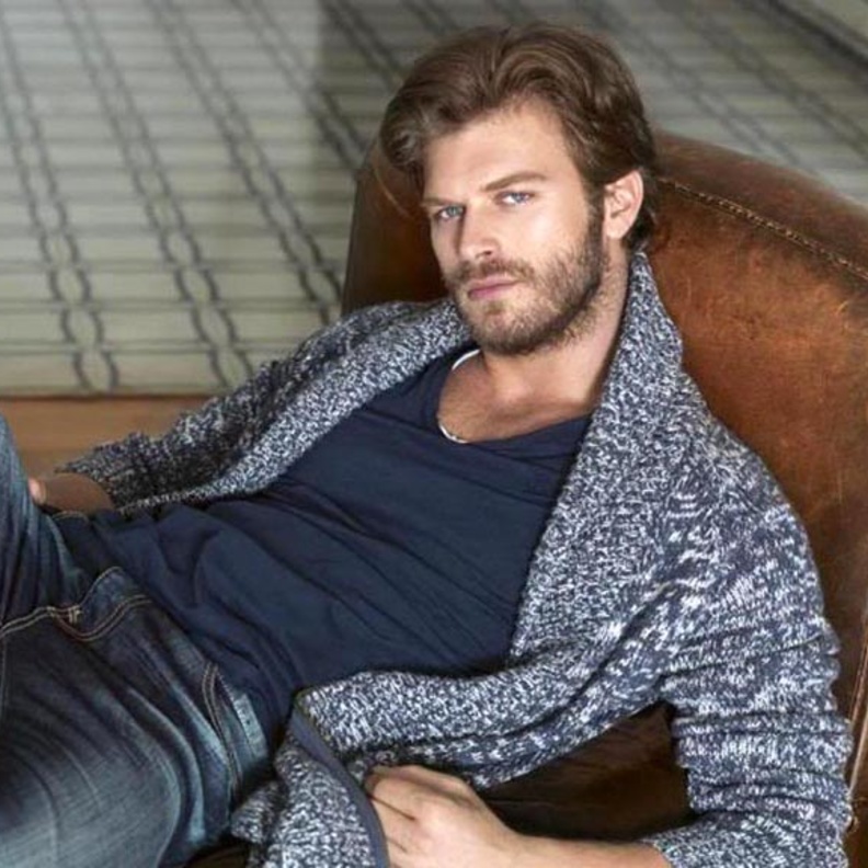 اطلالة شتوية أنيقة وبسيطة بالكارديغان الصوفي مع الجينز