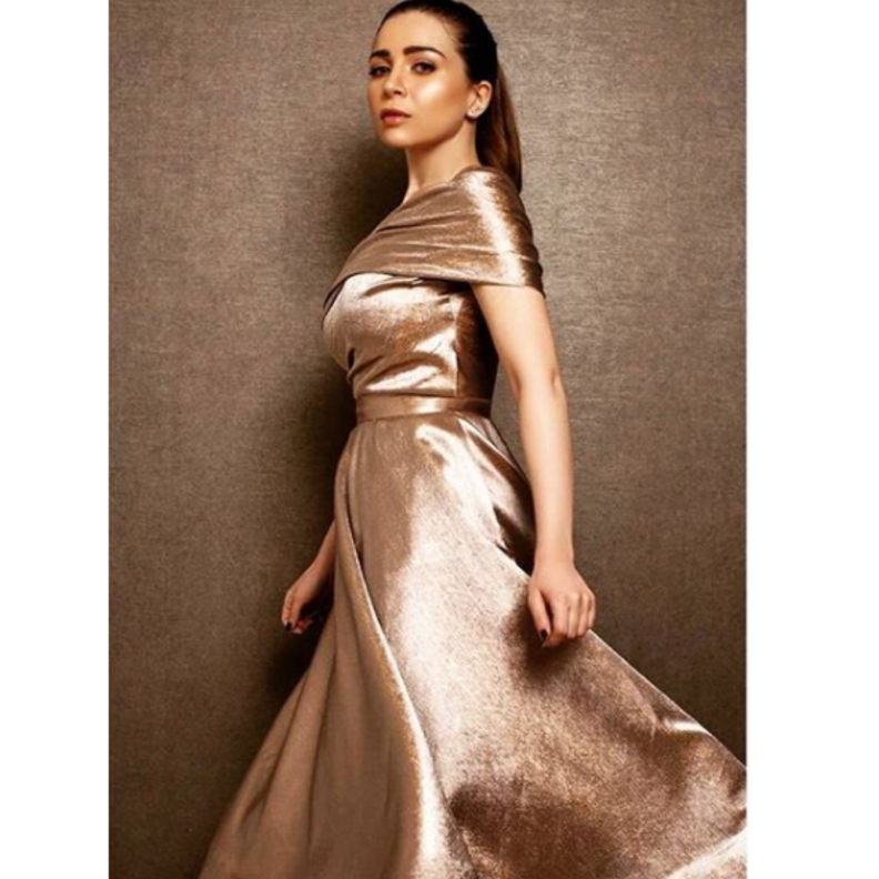 اطلالة ملكية ناعمة في فستان من التول تألقت بها مي عز الدي