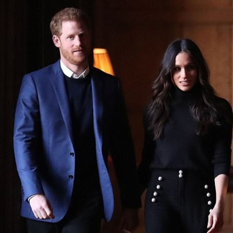 بناطيل سوداء واسعة الساق