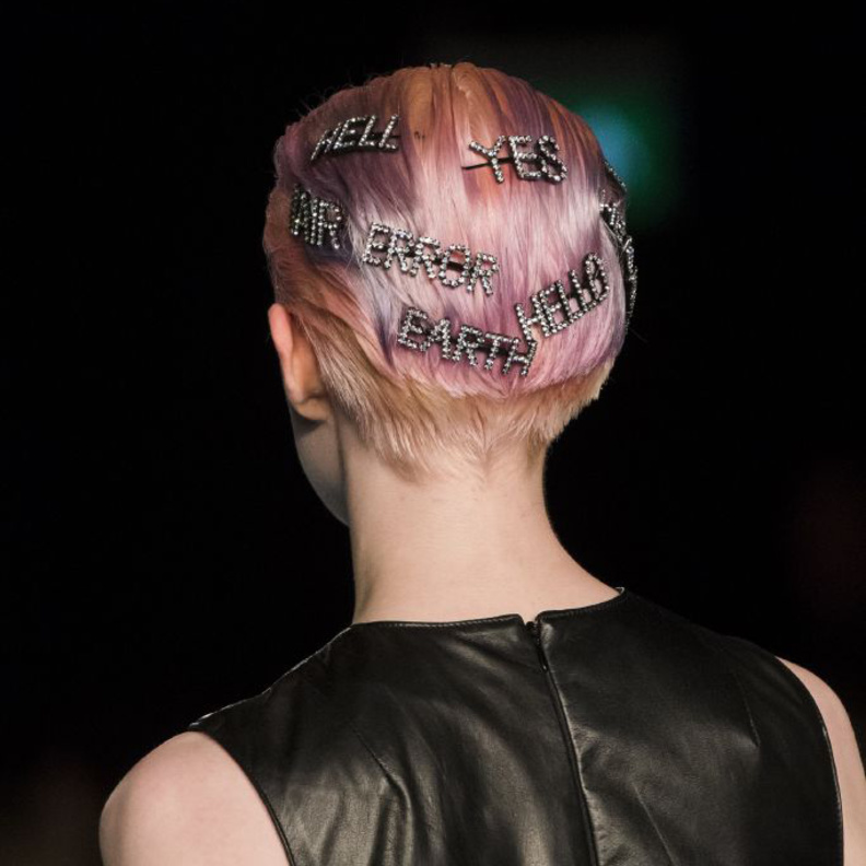 تسريحات الشعر المبلل مع ذيل الحصان بأسلوب عارضات ‏Chalayan