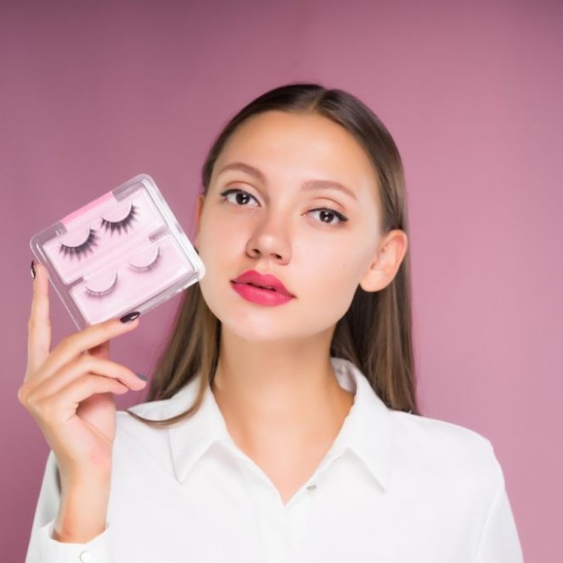 ضعي مسكارا لتدمجي رموشك مع الرموش الاصطناعية