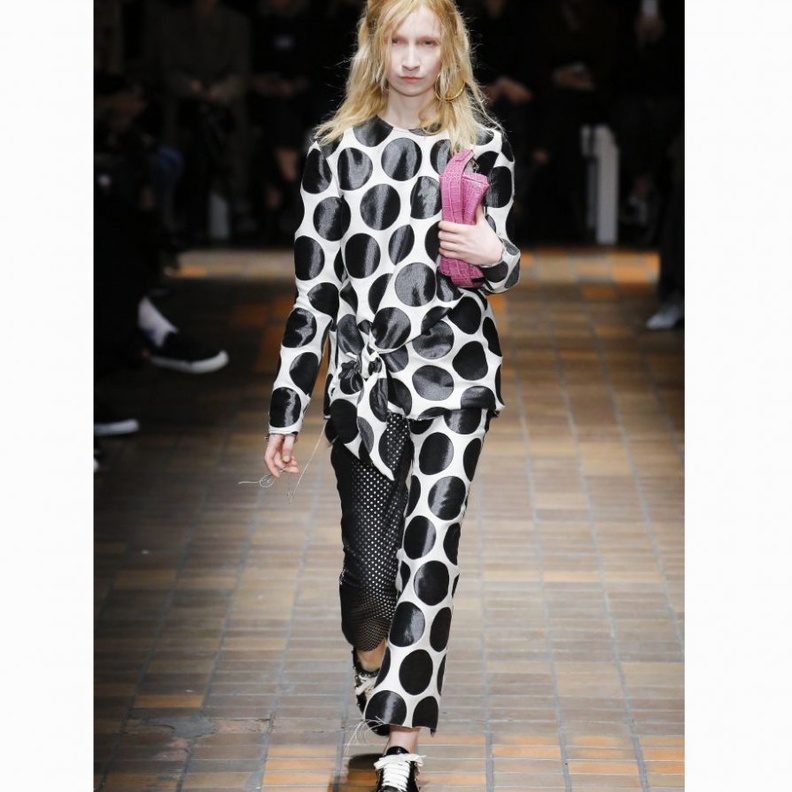 توبات طويلة للربيع مطبوعة بالبولكا دوتس