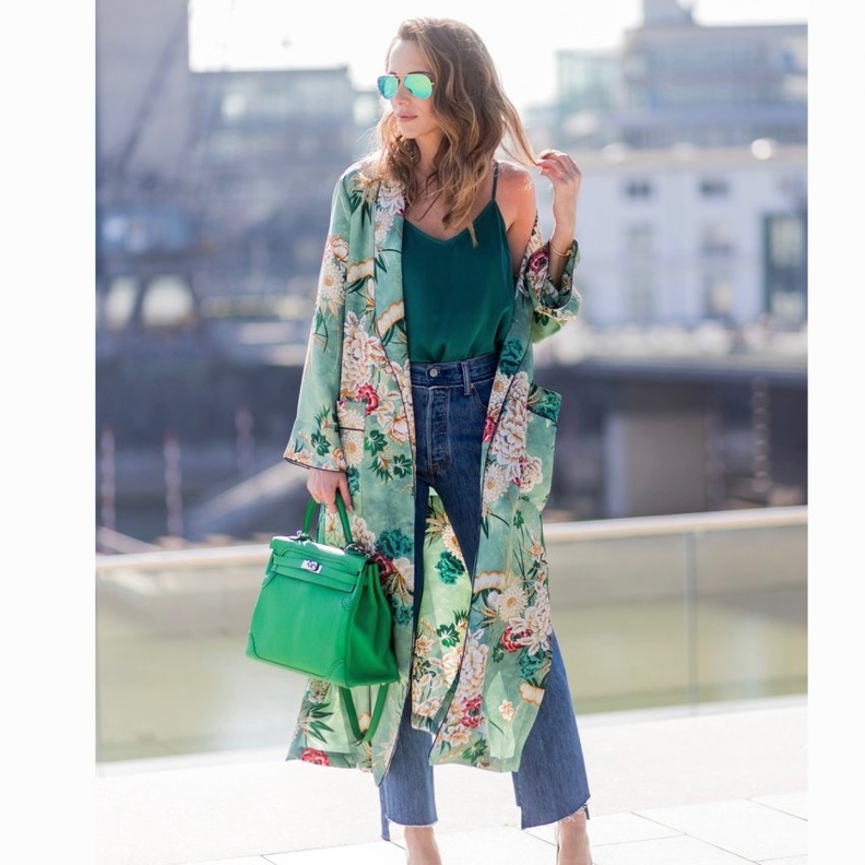 اعتمدي اطلالات لافتة في الكيمونو هذا الموسم