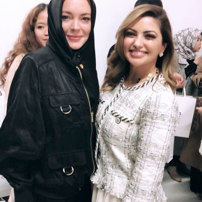 ليندسي لوهان تلتقط الصور في أسبوع ‏London Modest Fashion Week