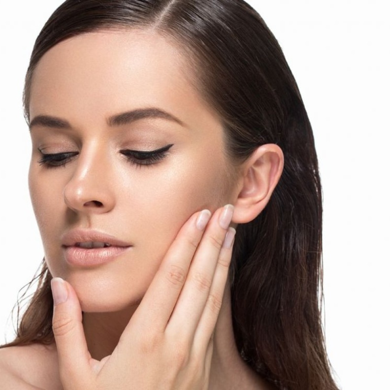 تخلصي من المناطق الداكنة على البشرة