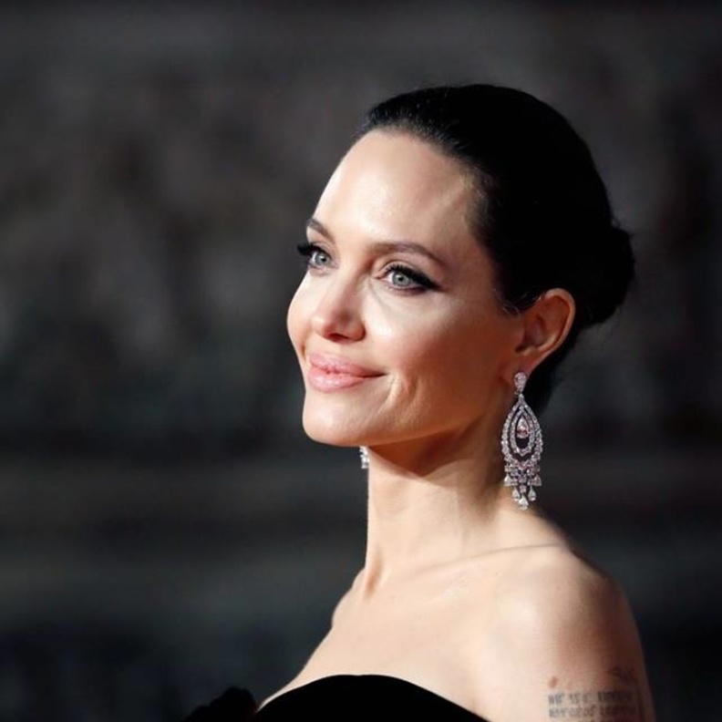 تألقت الجميلة Angelina Jolie بمكياج ساحر حافظت من خلاله على جمال البشرة
