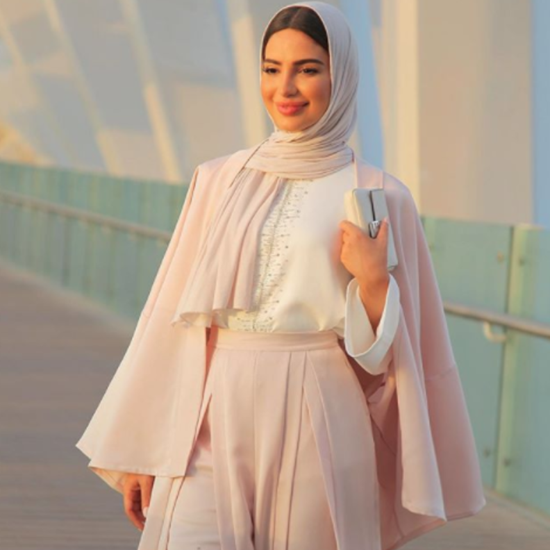 اطلالة أنثوية لفاطمة حسام في بلوزة من الحرير