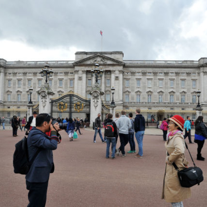 شرطة مسلحة أمام قصر باكنجهام بعد قيام سائح بمهاجمة حراس القصر