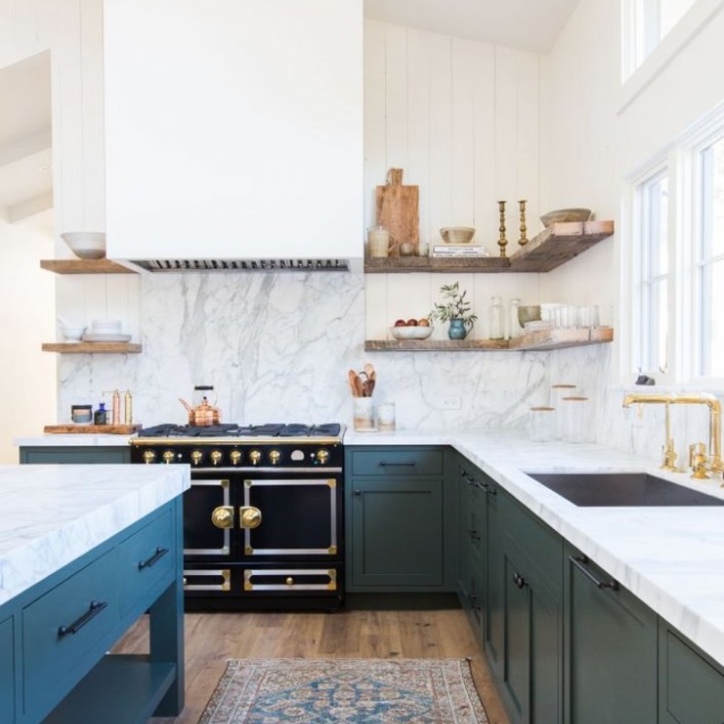 بساطة اللون الأبيض و الخطوط الانسيابية لخزائن مطبخ 2018