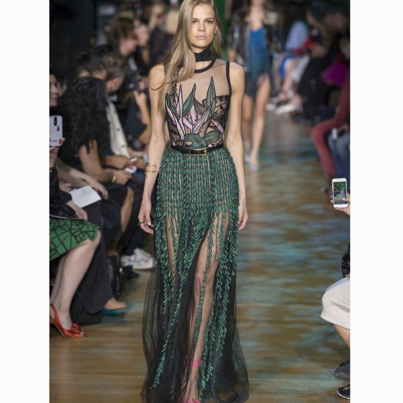 أجمل ألوان فساتين الخطوبة للبشرة البيضاء