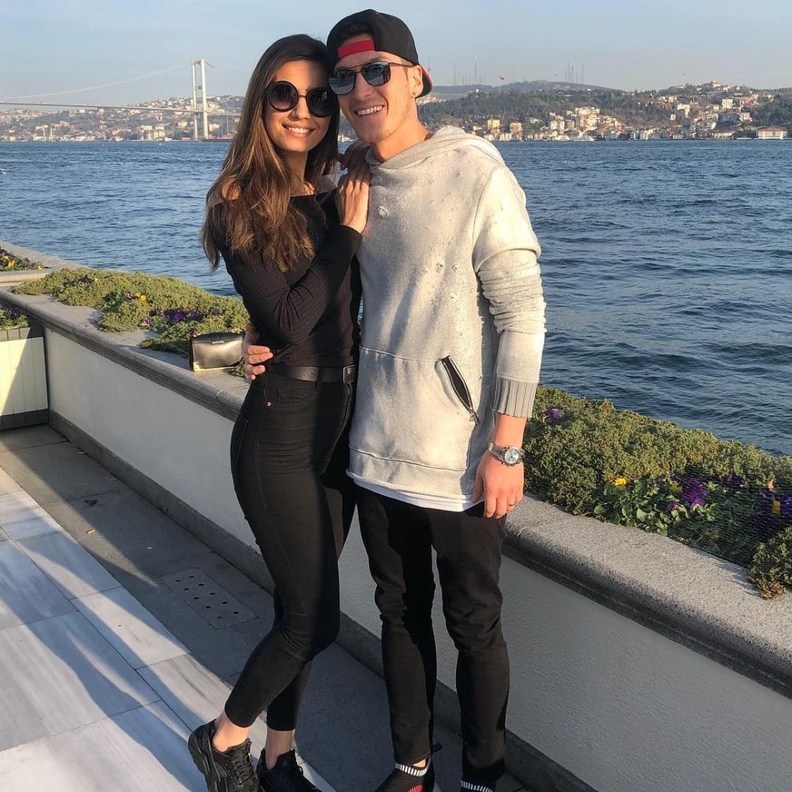 أمينة جولشا  وخطيبها