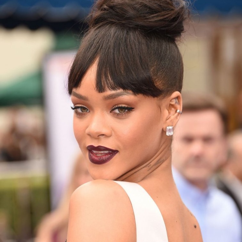 صبغات شعر احمر مع تسريحات كيرلي بأسلوب ريهانا