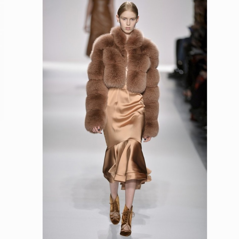 كيف تختارين هذا الشتاء جاكيتات فرو للفساتين